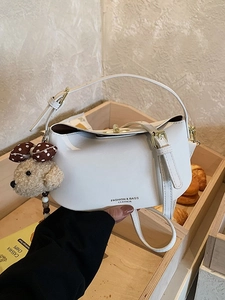 Sac à main blanc en similicuir avec un joli pendentif ours et une poignée chic