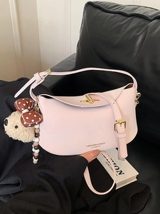 Sac demi-lune en cuir rose avec bandoulière ajustable et charm ours en peluche mignon