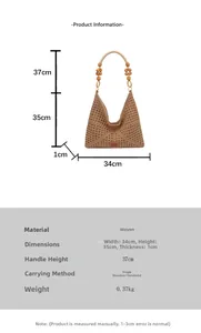 Détail du sac bandoulière tissé avec poignée en perles de bois et grandes dimensions