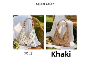 Détail de sacs de plage tissés en beige et kaki avec des poignées en perles de bois naturel