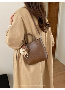 Sac rétro en cuir marron avec bandoulière et détail de breloque ours en peluche