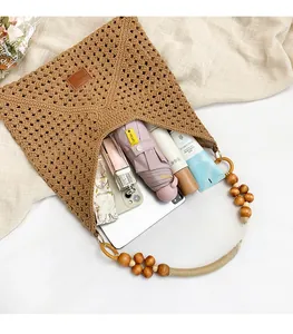 Détail montrant la grande capacité d'un sac cabas en crochet marron à anses perlées