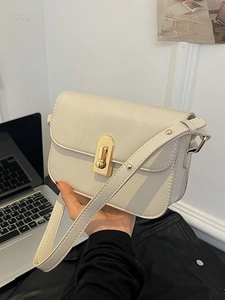 Borsa a tracolla color crema con chiusura dorata e borchie per un look casual chic