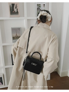 Detail einer Vintage-Handtasche aus schwarzem Leder mit silbernem Drehverschluss-Verschluss