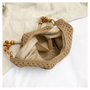 Détail du sac cabas tissé avec anse en perles de bois et doublure intérieure à poche