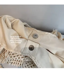 Détail de la fermeture magnétique et doublure en coton sur le sac de plage au crochet