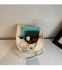 Détail de l'intérieur du grand cabas tissé montrant la capacité pour tablette et sac
