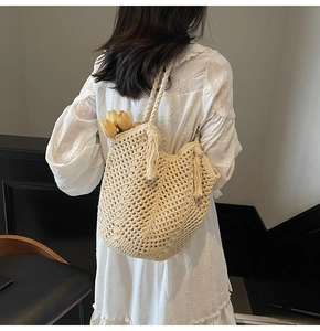 Vue détaillée du sac fourre-tout en maille ajourée avec glands et tulipes à la lumière
