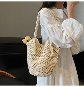 Détail du sac cabas en coton tissé à la main avec motif ajouré et pompon à franges
