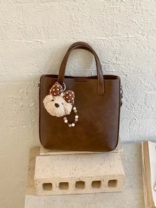 Sac à main vintage en similicuir marron foncé avec charme d'ours mignon sur socle