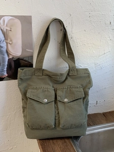 Armeegrüne Canvas-Tragetasche mit Fronttaschen und Vintage-Workwear-Stil Design