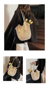Gros plan détaillé du sac cabas en crochet beige avec maille et pompons décoratifs