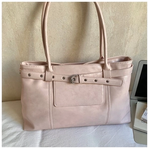 Détail du sac cabas vieux rose avec sangles à œillets métalliques et boucles argent