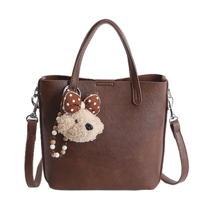 Vintage dunkelbraune Beuteltasche aus Leder mit süßem Welpenanhänger und Schultergurt