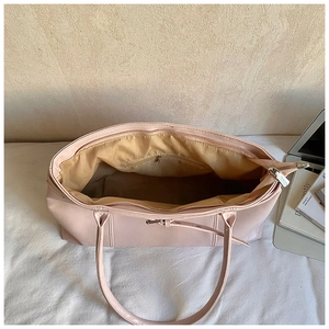 Vue de dessus de l'intérieur du sac cabas spacieux avec compartiment et poche zippée