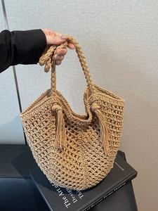 Grand sac cabas beige tressé ajouré avec poignée anneau et pompon pour la plage