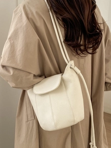 Sac seau vintage crème de grande capacité avec texture litchi et bandoulière