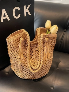 Grand sac cabas en coton tissé kaki avec crochet évidé et détail de pompons doux