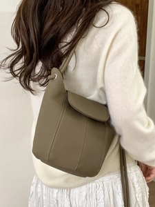 Sac seau vintage en cuir taupe avec surpiqûres blanches et bandoulière femme