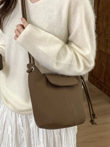 Sac seau vintage en cuir marron avec cordon de serrage et bandoulière réglable