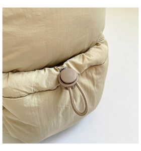 Vue macro du cordon de serrage réglable sur le tissu matelassé beige du sac