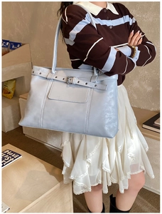 Sac fourre-tout bleu glacier mat avec boucles et rivets pour un style urbain chic
