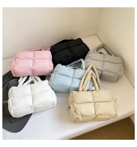 Collection de sacs fourre-tout matelassés en rose, noir, gris, bleu, blanc et beige