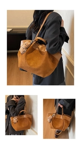 Vue détaillée du grand sac cabas en daim marron avec anses en cuir et breloque ours