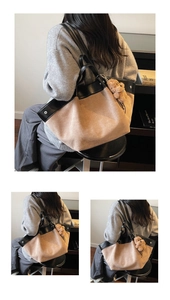 Détail du sac cabas en daim avec garniture à rivets et un charmant ours en peluche