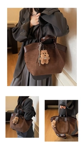 Détails du grand sac cabas en daim marron avec anses en cuir et breloque ours en peluche