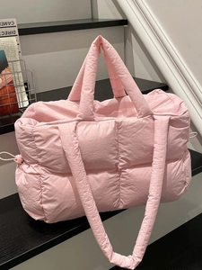 Sac fourre-tout matelassé rose avec poignées pelucheuses et bandoulière à cordon