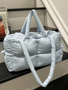 Sac fourre-tout matelassé bleu clair avec cordons ajustables et poignée rembourrée