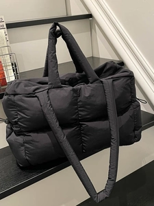 Grand sac cabas matelassé noir en nylon au design minimaliste et spacieux et élégant