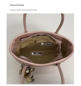 Vue interne du sac seau rose avec compartiment principal et poche intérieure zippée