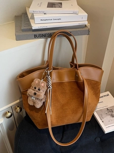 Grand sac cabas en daim marron avec patchwork en cuir et charm chiot en peluche