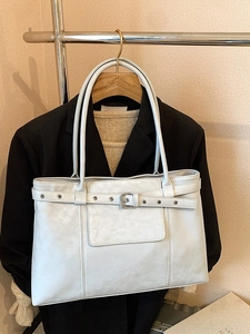 Grand sac cabas gris clair avec sangles à boucle et clous pour tenue de bureau