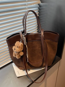 Grand sac cabas en daim marron avec patchwork en cuir et pendentif ours pour le quotidien