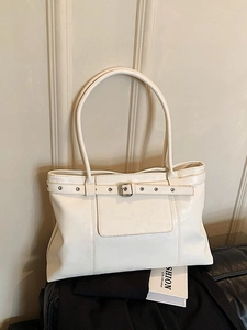 Grand sac cabas crème en similicuir avec boucles argentées et détails rivetés
