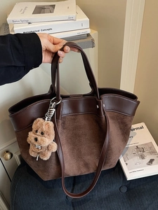 Grand sac cabas marron foncé en daim et cuir lisse avec un joli pendentif chien peluche
