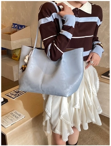 Grand sac fourre-tout bleu clair avec breloque en perles de bois sur la bandoulière