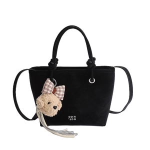 Sac seau rétro noir avec charm peluche doudou et bandoulière amovible sur fond blanc