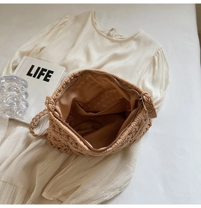 Détail intérieur d'un sac cabas tissé marron avec doublure douce et fermeture à glissière