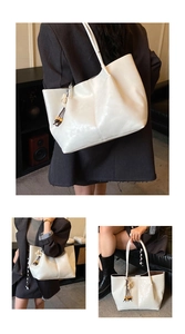 Détail du grand sac cabas crème avec des perles en bois et des breloques fleurs élégantes
