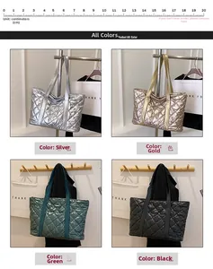 Borsa tote trapuntata in argento oro verde e nero metallizzato con scala mostrata