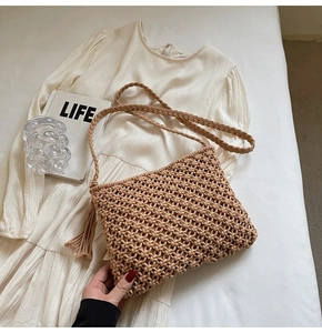 Détail du sac bandoulière en coton tressé main avec longues franges et sangle