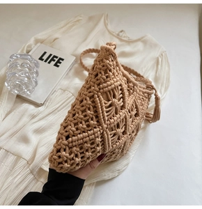 Détail d'un sac à bandoulière en macramé bohème avec des motifs géométriques creux
