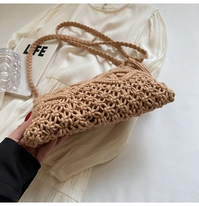 Détail du motif tressé à la main sur un sac à bandoulière en coton kaki avec glands