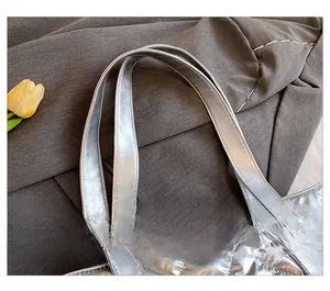 Dettaglio della borsa shopper trapuntata argento metallizzato con trama ricamata