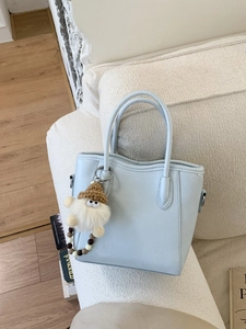 Sac Seau pour Femmes en Cuir PU à la Mode Sac Bandoulière Minimaliste Avec Pendentif en Peluche Mignon Couleur Unie