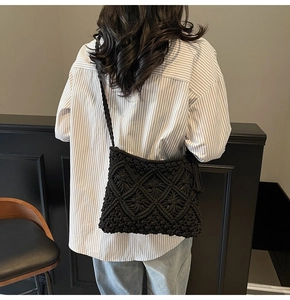 Détail du sac à bandoulière macramé noir avec texture tissée géométrique et style bohème